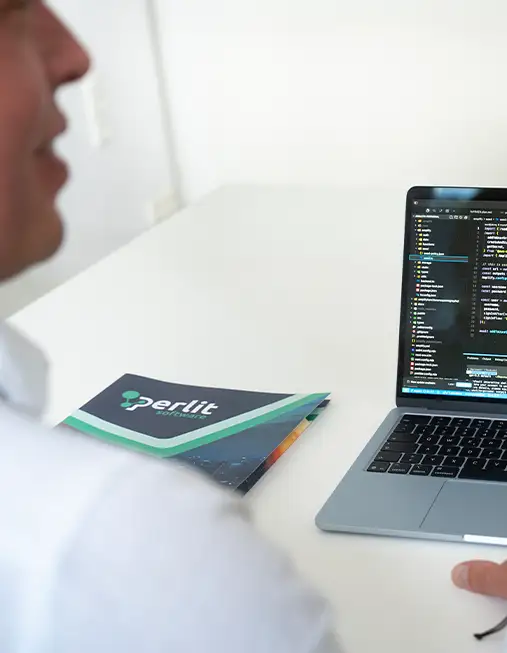 Person betrachtet eine Präsentation zu individueller Software und modernen Technologien