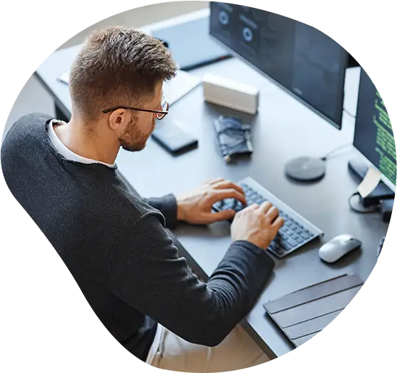 Ein Webentwickler arbeitet an seinem Schreibtisch