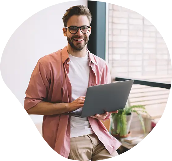 Ein zufriedener Kunde mit Laptop in der Hand lächelt in die Kamera