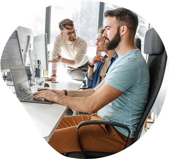 Ein Webentwickler arbeitet an seinem Schreibtisch