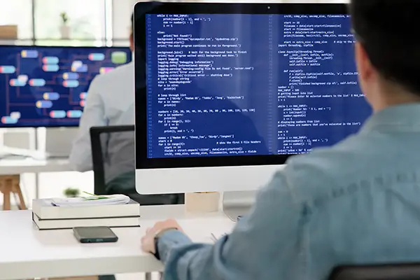 Entwickler in einen Büro bei der Arbeit