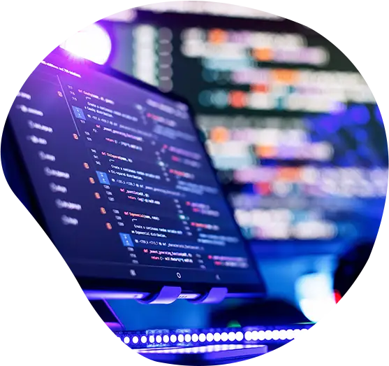 Monitore mit Codezeilen