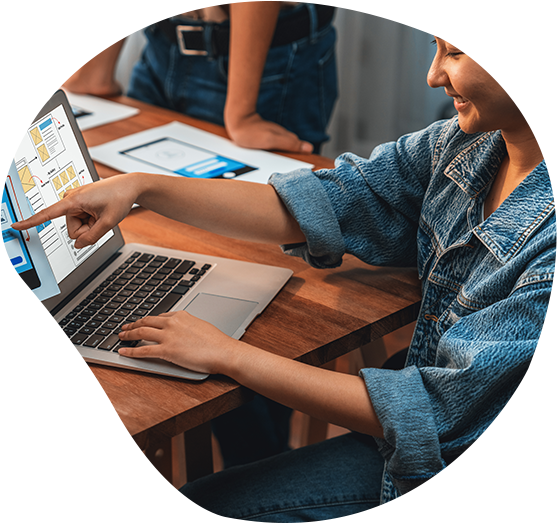 Web Developer prüft Code auf Richtigkeit