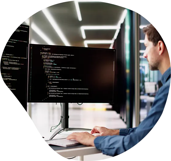 Ein junger Programmierer an seinem Arbeitsplatz