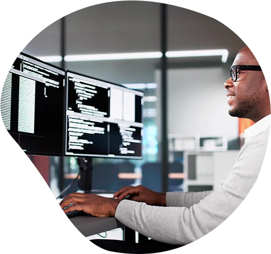 Ein Software Developer an seinem modernen Arbeitsplatz