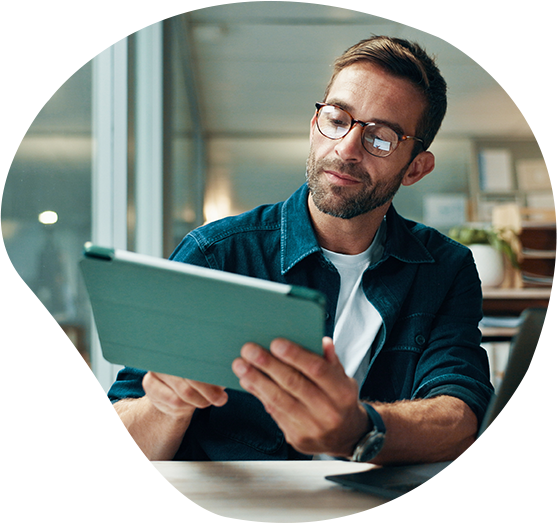 Ein junger Mann überprüft die Funktionen von Code auf seinem Tablet