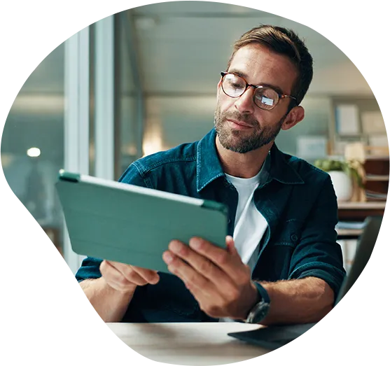 Ein Mann prüft Software auf einem Tablet