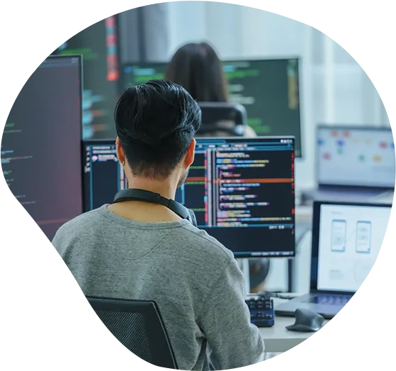 Zwei Software Developer an ihren Arbeitsplätzen in einem Büro