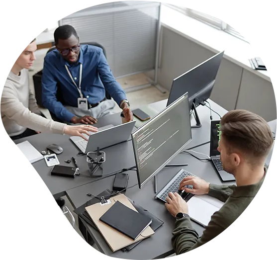 Software-Entwickler aus der Vogelperspektive an ihren Arbeitsplätzen