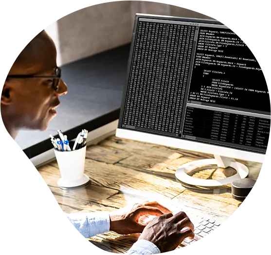 Ein Developer schaut an seinem Arbeitsplatz auf einen Bildschirm