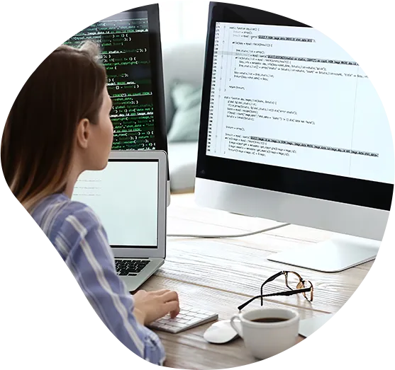 Eine Entwicklerin am Arbeitsplatz