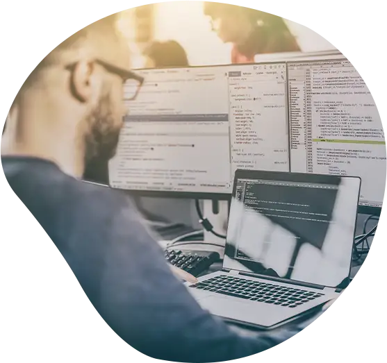 Ein Developer am Arbeitsplatz