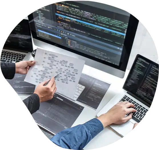 Zwei IT-Spezialisten besprechen ein Projekt an ihren Monitoren