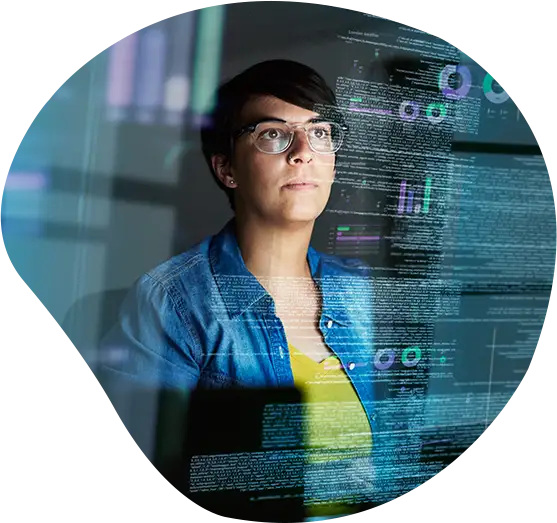 Eine Entwicklerin bei der Arbeit