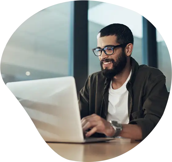 Ein Entwickler arbeitet an seinem Laptop