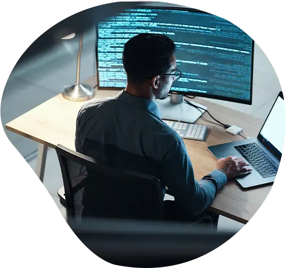 Ein Developer an seinem Arbeitsplatz