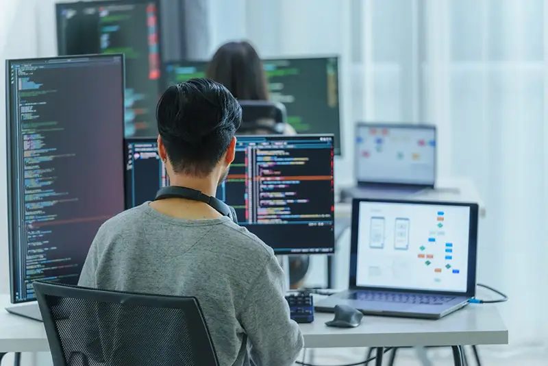 Entwickler arbeiten an ihren Monitoren