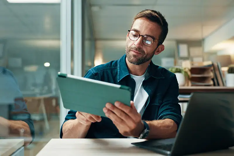 Ein Mitarbeiter beim Testen auf einem Tablet