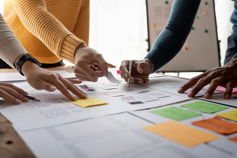 Mitarbeiterbesprechung eines neuen Projekts