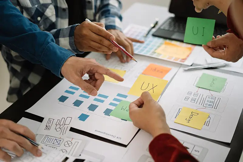 Entwickler-Team bei der Projektbesprechung mit Projektskizzen