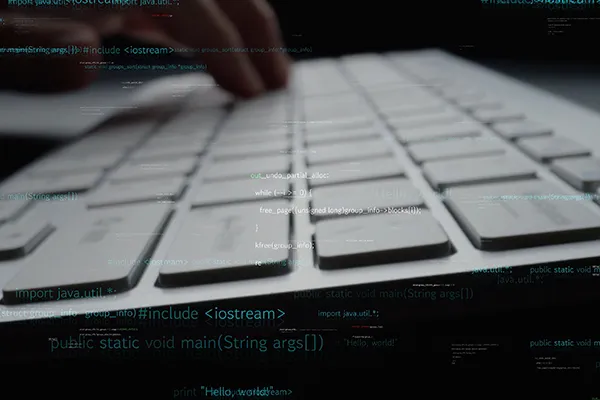 Finger tippen auf einer PC-Tastatur
