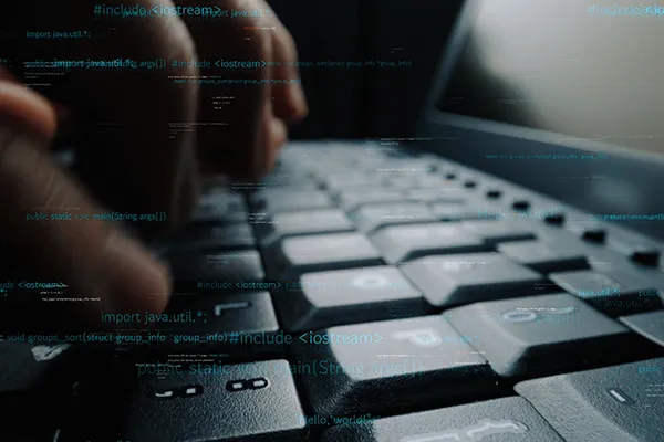 Hände tippen auf einer Tastatur