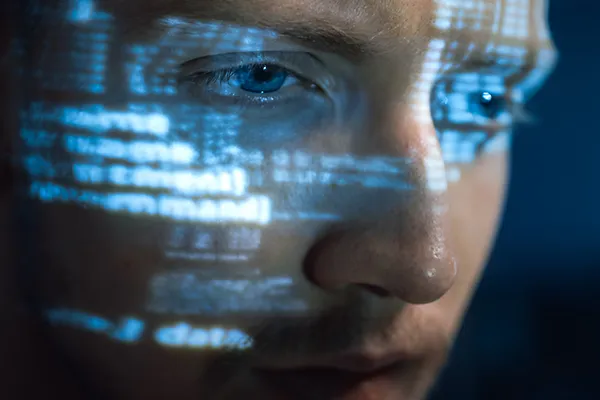 Ein Software Developer schaut auf einen Bildschirm