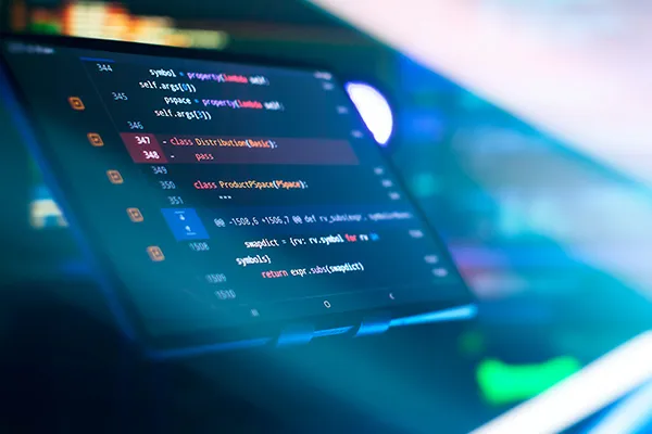 Licht scheint über Screens voller Code