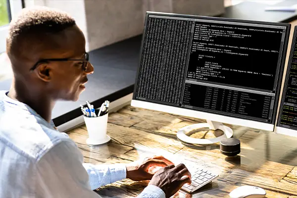 Ein Developer arbeitet an seinem Code