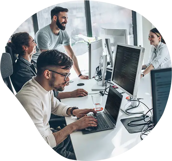 Ein Team von Software Developern und Web-Entwicklern bei der Arbeit in einem lichten Büro