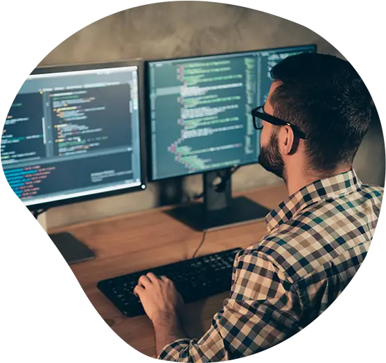 Ein Programmierer an seinem Arbeitsplatz