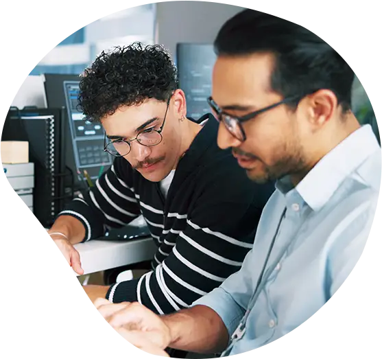 Zwei Software Developer bei der Arbeit