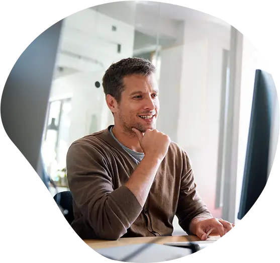 Ein Mann in seinem Büro lächelt zufrieden