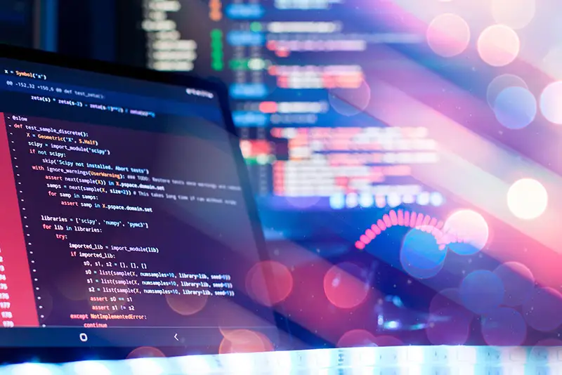 Codezeilen auf mehreren Screens auf buntem Hintergrund