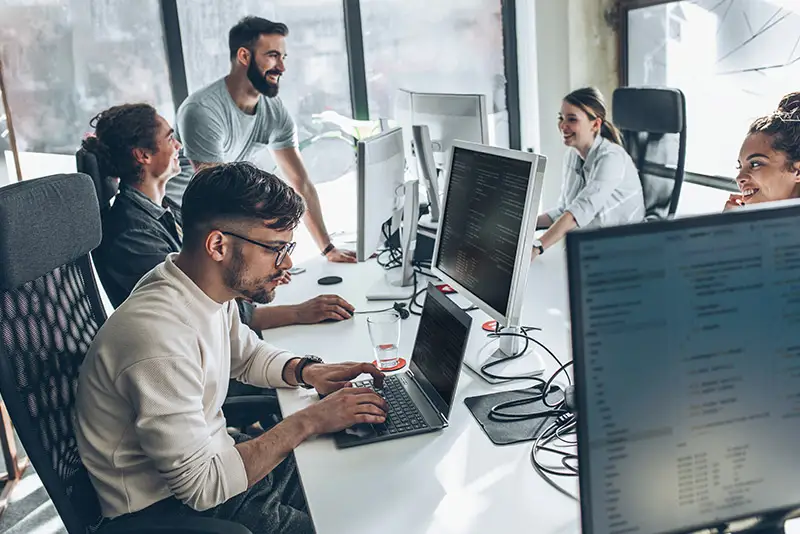 Ein Team von Developern und Product Owner arbeiten an einem Software-Projekt