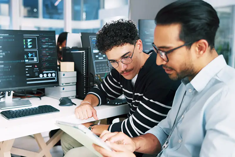 Zwei Developer besprechen ein Software-Projekt