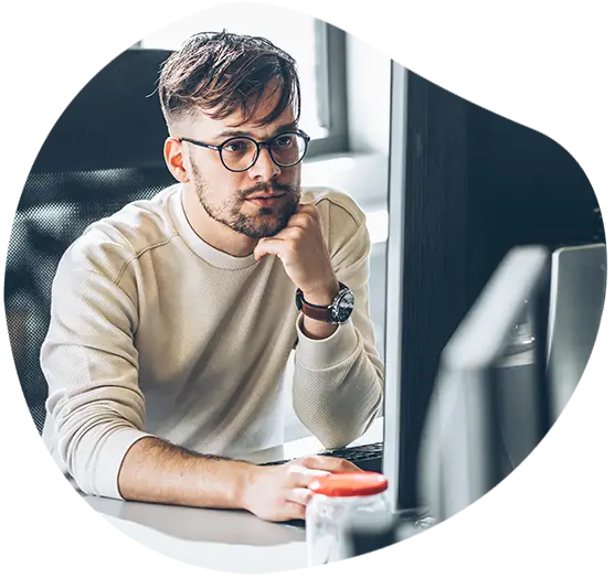 Ein Programmierer vor seinem Monitor