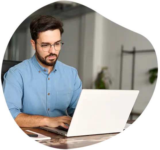 Ein Unternehmer nutzt Business Software auf seinem Laptop