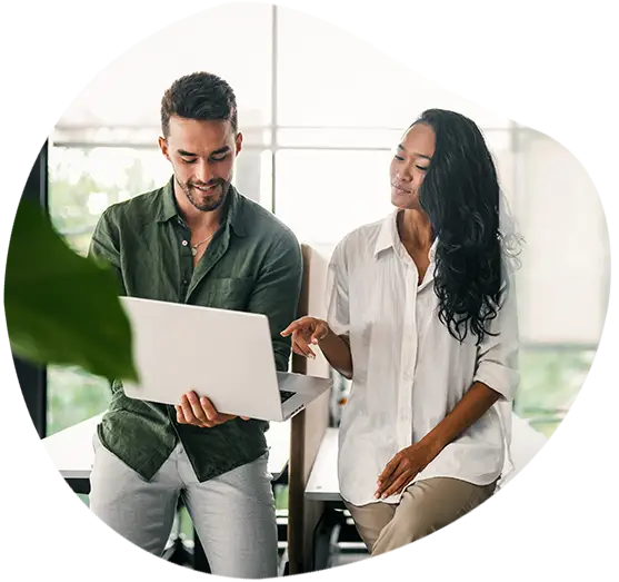 Zwei Kolleg*innen mit Tablet bei der Arbeit