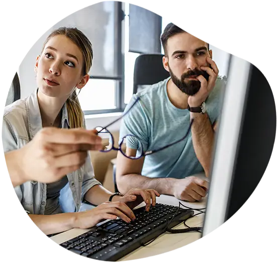 Zwei Software Developer beraten sich