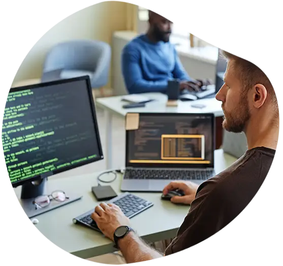 Blick in eine Büro mit Developern bei der Arbeit