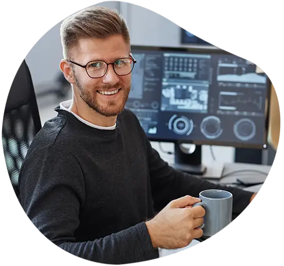 Ein Mitarbeiter vor seinem Bildschirm