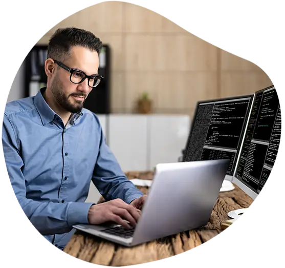 Ein Product Manager mit seinem Laptop bei der Begutachtung des Projektfortschritts