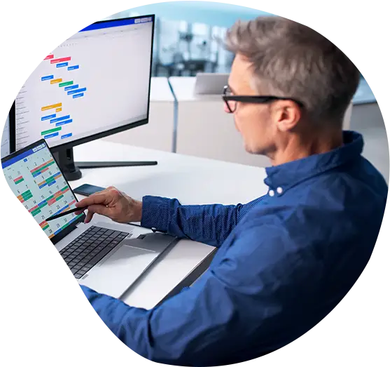 Ein Mann kontrolliert Daten auf seinem Bildschirm