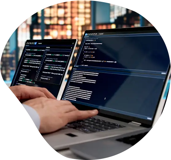 Zwei Hände tippen auf einem Laptop