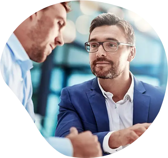 Zwei Personen bei einer Besprechung