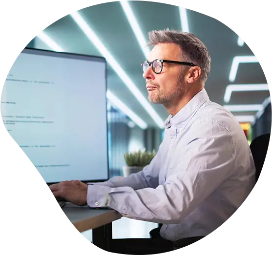 Ein Project Manager an seinem Arbeitsplatz