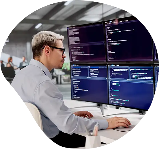 Ein Developer sitzt an seinem Arbeitsplatz
