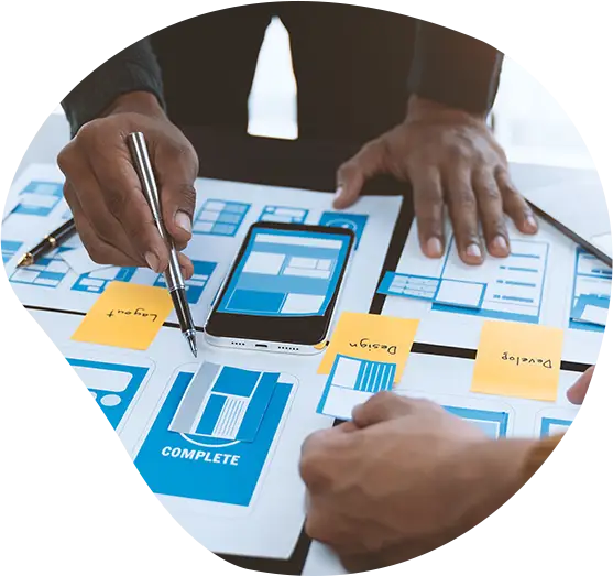 Developer bei der Besprechung mit ausgedruckten Mockups