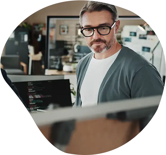 Programmierer begutachten Software-Code